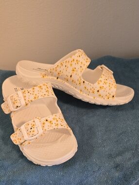 Skechers White Sandals with Yellow Daisy Sun Flower Print